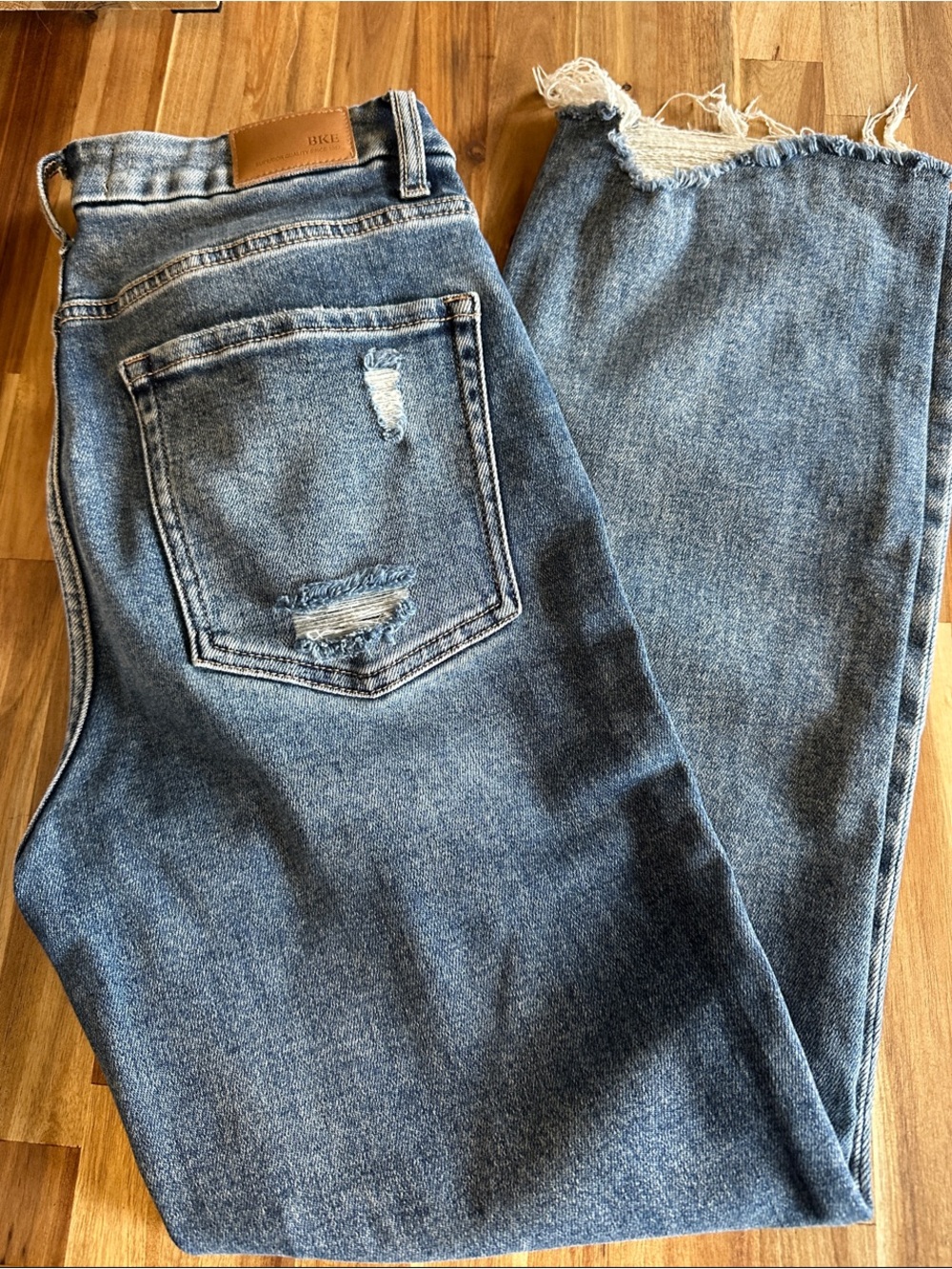 Buckle BKE Women's Cropped Distressed Jeans in Medium Blue